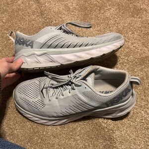 Gray Hoka Arahi 3 Tennis Shoes